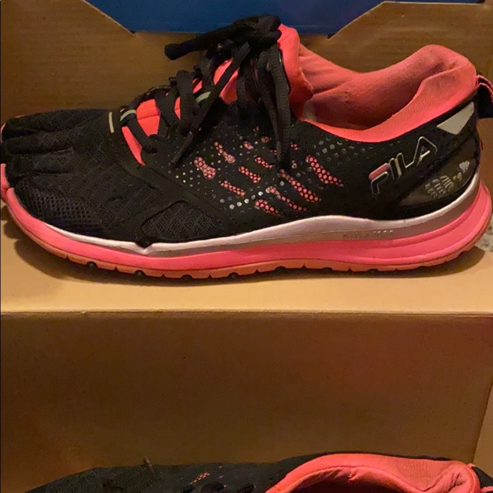Tennis shoes